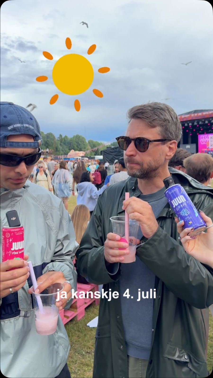 Two friends with JUUN cans and drinks in the festival crowd